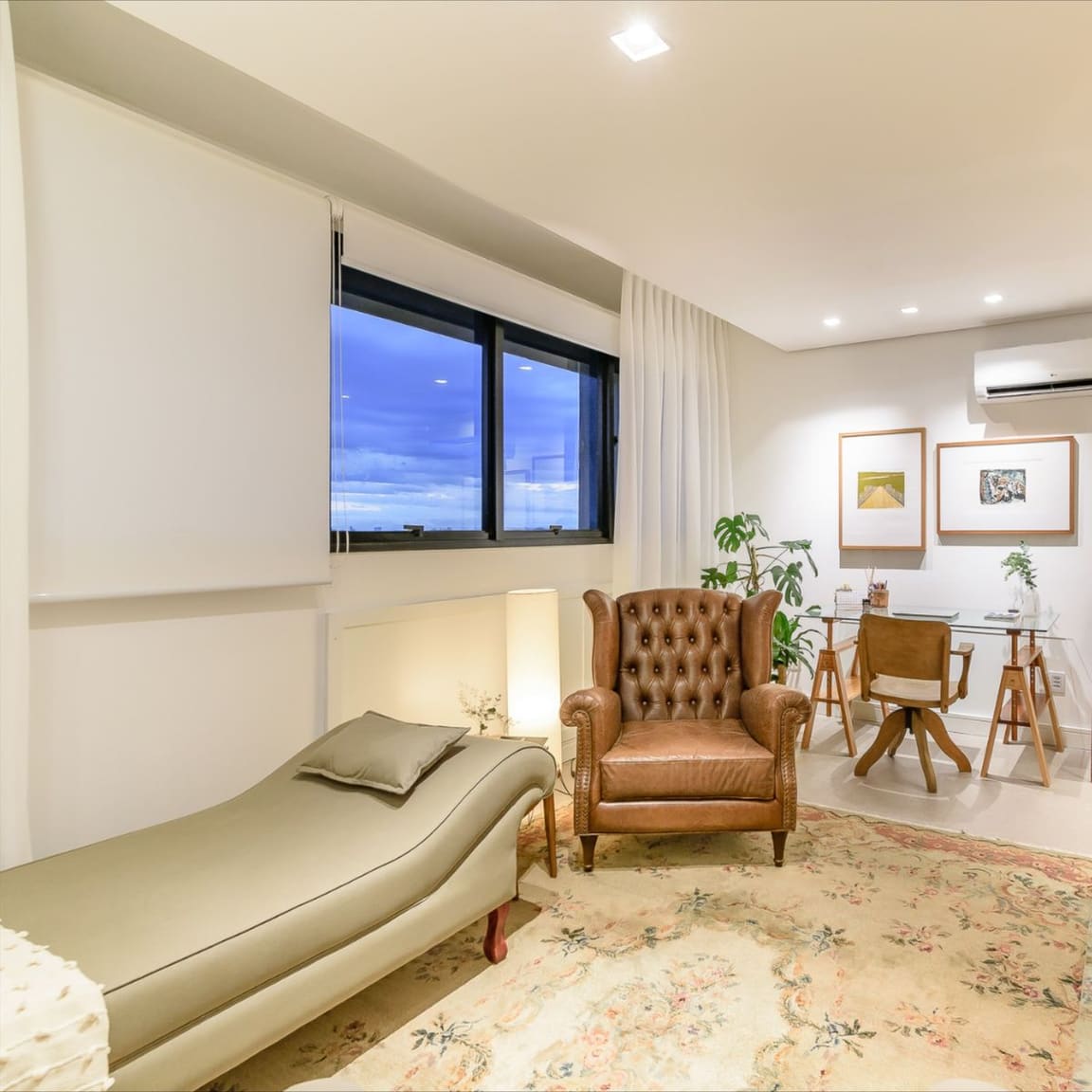 Sala de terapia aconchegante com poltrona de couro, divã e luz natural